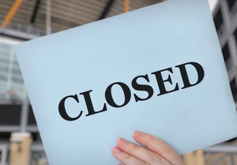 In Thailand stieg die Zahl der Fabrikschließungen in den ersten Monaten des Jahres 2026 um 58 Prozent. Branchenvertreter warnten, dass steigende Energiekosten, Engpässe in den Lieferketten und eine schwache Nachfrage die Wirtschaft in Richtung Stagflation treiben könnten. Der Verband der thailändischen Industrie (FTI) erklärte, der Sektor stehe unter zunehmendem Druck, Produktion und Handel befänden sich in einer fragilen Lage.