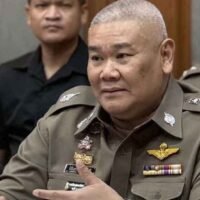 Die thailändische Polizei und der Zoll haben im Rahmen einer Kampagne gegen grenzüberschreitenden Schmuggel 86 ausländische Staatsangehörige auf eine schwarze Liste gesetzt, wie Beamte am 25. April 2026 mitteilten. Ziel der Maßnahme ist es, wiederholte Verstöße im Zusammenhang mit nicht deklariertem Bargeld, Gold und Cannabisblüten zu verhindern, die laut Behörden die Staatseinnahmen und die nationale Sicherheit gefährden.