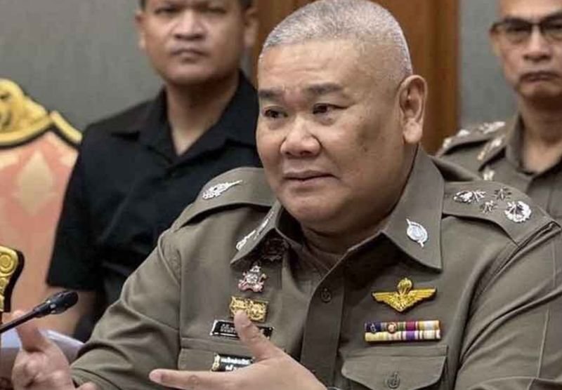 Die thailändische Polizei und der Zoll haben im Rahmen einer Kampagne gegen grenzüberschreitenden Schmuggel 86 ausländische Staatsangehörige auf eine schwarze Liste gesetzt, wie Beamte am 25. April 2026 mitteilten. Ziel der Maßnahme ist es, wiederholte Verstöße im Zusammenhang mit nicht deklariertem Bargeld, Gold und Cannabisblüten zu verhindern, die laut Behörden die Staatseinnahmen und die nationale Sicherheit gefährden.