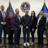 Die thailändische Polizei hat hochrangige Gespräche mit US-Beamten geführt, um die Bekämpfung transnationaler Callcenter-Banden zu intensivieren. Dabei wurden Beweise für Menschenhandel und mutmaßlichen Organhandel entlang der kambodschanischen Grenze aufgedeckt. Die Gespräche, die vom 21. bis 25. April 2026 in Washington D.C. stattfanden, konzentrierten sich auf die Zerschlagung von Netzwerken, die für Milliardenverluste und weitverbreitete Ausbeutung verantwortlich sind. Laut Behördenangaben sind Zehntausende Opfer von Online-Betrug betroffen.