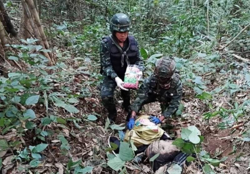 Thailändische Sicherheitskräfte erschossen am 30. März 2026 acht mutmaßliche Drogenhändler bei zwei bewaffneten Auseinandersetzungen entlang der thailändisch-myanmarischen Grenze im Bezirk Fang in Chiang Mai. Die Behörden beschlagnahmten rund 400 Kilogramm Crystal Meth und über eine Million Methamphetamin-Tabletten. Bei den Einsätzen wurden keine Beamten verletzt.