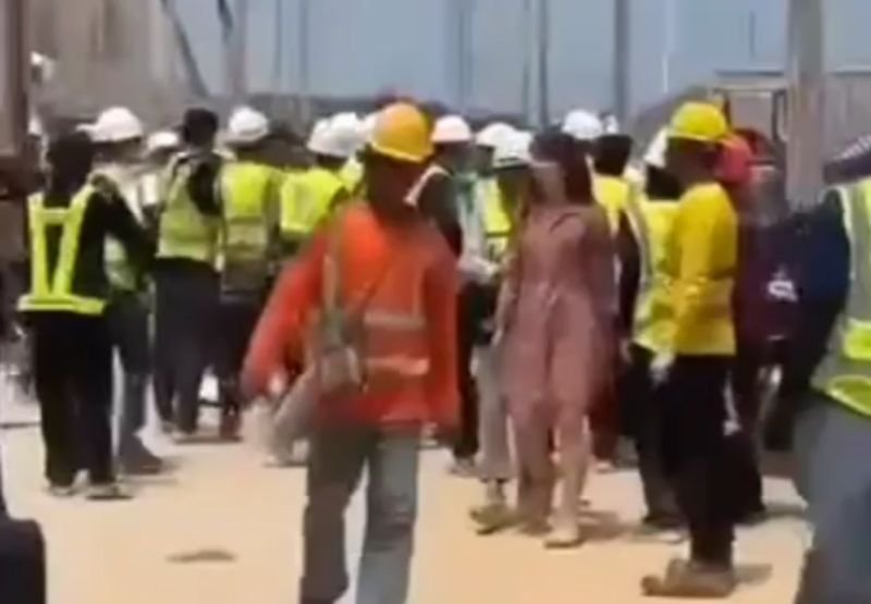 Bei einer gewaltsamen Auseinandersetzung zwischen thailändischen und chinesischen Bauarbeitern auf einer Baustelle im Bezirk Nikhom Phatthana in der Provinz Rayong wurden am 26. April 2026 mehrere Personen verletzt. Die Schlägerei brach gegen 10:30 Uhr nach einem verbalen Streit aus, der in eine handfeste Auseinandersetzung mit Dutzenden von Arbeitern eskalierte. Beide Seiten erlitten leichte Verletzungen.