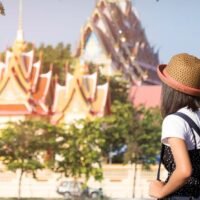 Thailand hat seine nationale Tourismusstrategie auf ein „Qualitätstourismus“-Modell umgestellt und konzentriert sich dabei auf kaufkräftige Besucher. Grund dafür sind die globalen wirtschaftlichen Herausforderungen, die eine Abwärtskorrektur der Ziele für 2026 erforderlich machen.