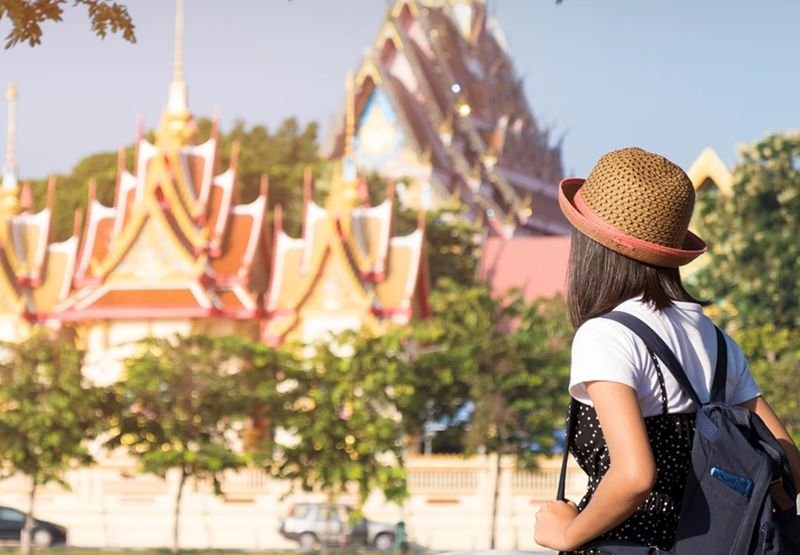 Thailand hat seine nationale Tourismusstrategie auf ein „Qualitätstourismus“-Modell umgestellt und konzentriert sich dabei auf kaufkräftige Besucher. Grund dafür sind die globalen wirtschaftlichen Herausforderungen, die eine Abwärtskorrektur der Ziele für 2026 erforderlich machen.