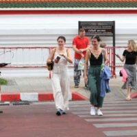 Thailand plant eine obligatorische Unfallversicherung für internationale Touristen, um die finanzielle Belastung des öffentlichen Gesundheitswesens durch steigende unbezahlte Arztrechnungen zu verringern. Das Vachira Phuket Hospital, das 400.000 Einwohner und über eine Million Besucher versorgt, trägt erhebliche Kosten durch ausländische Patienten ohne Versicherung, wie Direktor Dr. Weerasak Lorthongkham erklärte. Jährlich fallen im Krankenhaus unbezahlte Behandlungskosten in Höhe von rund 10 Millionen Baht an, hauptsächlich aufgrund von Unfällen mit Touristen, die mit dem Motorradfahren nicht vertraut sind und risikoreichere Aktivitäten ausüben.