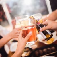Thailand hat spezielle Richtlinien für Alkoholverkäufer eingeführt, um den Alkoholisierungsgrad von Kunden vor dem Ausschank weiterer Getränke zu beurteilen. Dies folgt einer Verordnung, die gemäß Abschnitt 29 des Alkoholgesetzes den Verkauf von Alkohol an bereits betrunkene Kunden verbietet. Die im Amtsblatt veröffentlichten Richtlinien sollen Verkäufern helfen, fundierte Entscheidungen zu treffen und rechtliche Konsequenzen zu vermeiden.