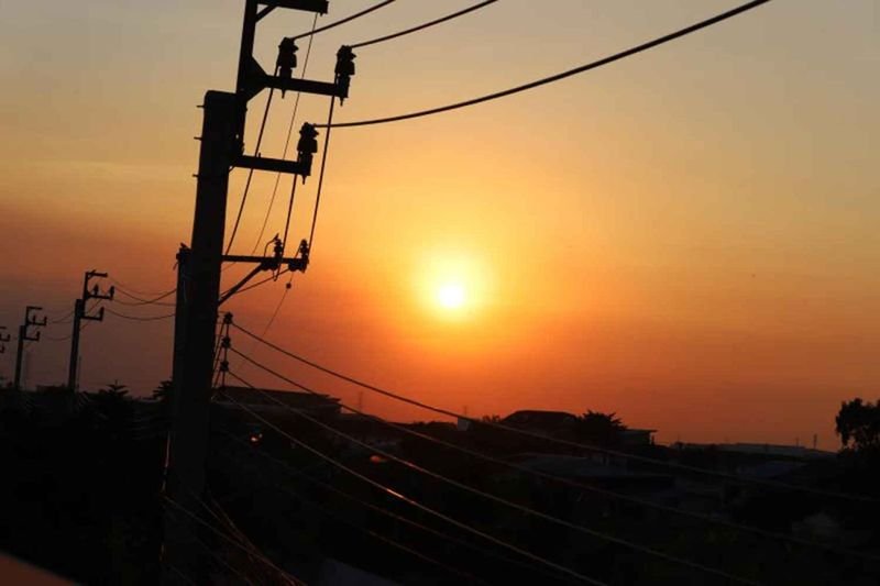 Während die Temperaturen in Thailand steigen, spüren die Haushalte mehr als nur die Hitze. Die diesjährige Hitzeperiode hat zu einem starken Anstieg der Lebenshaltungskosten geführt, insbesondere der Treibstoffpreise, was die Budgets belastet und den finanziellen Druck erhöht.