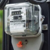 Thailands Energiepolitischer Ausschuss hat eine Senkung der Strompreise für Haushalte mit einem Verbrauch von bis zu 200 Einheiten pro Monat auf 3 Baht/Einheit angekündigt. Von dieser Änderung profitieren rund 20 Millionen Haushalte; die neuen Tarife treten im Juni in Kraft. Zusätzlich genehmigte der Ausschuss ein Rückkaufprogramm für überschüssigen Solarstrom zu 2,20 Baht/Einheit, um die Installation von Solaranlagen zu fördern.