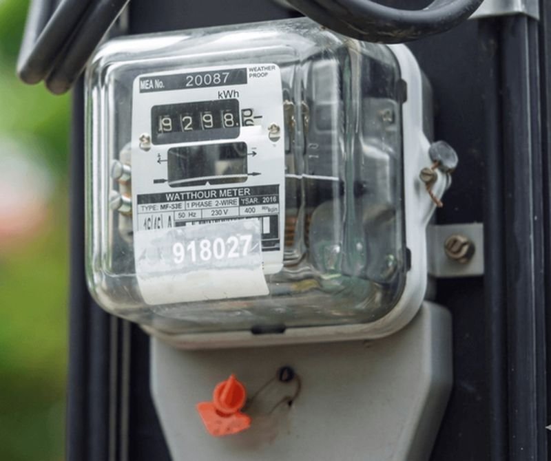 Thailands Energiepolitischer Ausschuss hat eine Senkung der Strompreise für Haushalte mit einem Verbrauch von bis zu 200 Einheiten pro Monat auf 3 Baht/Einheit angekündigt. Von dieser Änderung profitieren rund 20 Millionen Haushalte; die neuen Tarife treten im Juni in Kraft. Zusätzlich genehmigte der Ausschuss ein Rückkaufprogramm für überschüssigen Solarstrom zu 2,20 Baht/Einheit, um die Installation von Solaranlagen zu fördern.