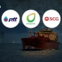 Thailand sicherte drei in Not geratenen Schiffen die sichere Passage durch die Straße von Hormuz durch proaktive Diplomatie und in Abstimmung mit Iran und Oman. Die gesicherten Schiffe gehören PTT, Bangchak und SCG und transportierten lebenswichtige Ladungen an Rohöl und petrochemischen Rohstoffen. Dieser Durchbruch trägt dazu bei, das Risiko von Energie- und Petrochemikalienengpässen in Thailand, die durch regionale geopolitische Spannungen entstanden sind, zu mindern.