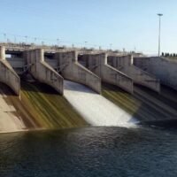 Thailand überwacht sechs große Stauseen, deren Wasserstände unter den Mindestpegel gesunken sind. Die Behörden versichern jedoch, dass die Wasserversorgung für die öffentliche und wirtschaftliche Nutzung bis zum Ende der Trockenzeit 2025/26 weiterhin ausreicht. Das Amt für Nationale Wasserressourcen (ONWR) bestätigte am 27. April 2026, dass die Lage trotz des Rückgangs weiterhin beherrschbar sei.