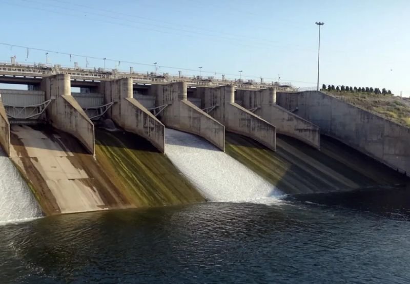 Thailand überwacht sechs große Stauseen, deren Wasserstände unter den Mindestpegel gesunken sind. Die Behörden versichern jedoch, dass die Wasserversorgung für die öffentliche und wirtschaftliche Nutzung bis zum Ende der Trockenzeit 2025/26 weiterhin ausreicht. Das Amt für Nationale Wasserressourcen (ONWR) bestätigte am 27. April 2026, dass die Lage trotz des Rückgangs weiterhin beherrschbar sei.