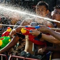 Am letzten Tag des Songkran-Festivals in Kwan Phayao kam es zu einer Schlägerei zwischen Jugendgruppen, die bei Touristen Panik auslöste und die Feierlichkeiten störte. Die Auseinandersetzung ereignete sich auf einer Straße rund um den See, wo sich zahlreiche Menschen zum Feiern und Wasserspritzen versammelt hatten. Augenzeugen berichteten, der Streit habe mit einer Kleinigkeit begonnen und sei durch Alkoholkonsum angeheizt worden.