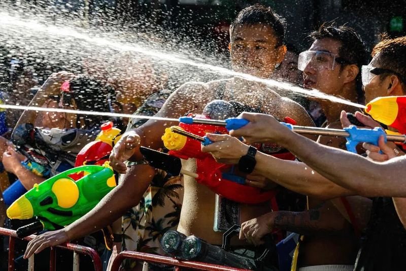 Am letzten Tag des Songkran-Festivals in Kwan Phayao kam es zu einer Schlägerei zwischen Jugendgruppen, die bei Touristen Panik auslöste und die Feierlichkeiten störte. Die Auseinandersetzung ereignete sich auf einer Straße rund um den See, wo sich zahlreiche Menschen zum Feiern und Wasserspritzen versammelt hatten. Augenzeugen berichteten, der Streit habe mit einer Kleinigkeit begonnen und sei durch Alkoholkonsum angeheizt worden.