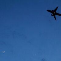 Die lokalen Fluggesellschaften haben ihre Kapazitäten weiter reduziert, indem sie weniger profitable Flüge in die verbleibenden Verbindungen zusammengelegt haben, um angesichts steigender Kerosinpreise über Wasser zu bleiben. Japan Airlines und ANA kündigten eine Verdopplung der Treibstoffzuschläge an, wobei die Treibstoffzuschläge für Flüge nach Thailand von etwa 3.000 Baht auf 6.000 Baht stiegen.