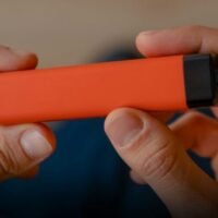 Die US-amerikanische Zeitung „New York Post“ warnt ausländische Touristen, die nach Thailand reisen, dass E-Zigaretten im Land illegal sind und Verstöße streng bestraft werden. Der Bericht hebt hervor, dass das thailändische Recht keine Milde für Touristen vorsieht, die gegen das Verbot verstoßen; Zuwiderhandlungen können mit Geldstrafen oder Gefängnisstrafen geahndet werden.