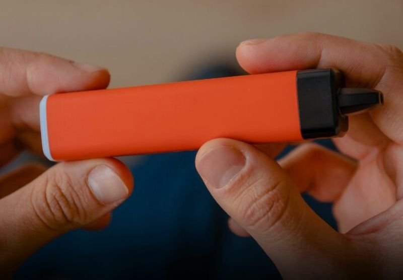 Die US-amerikanische Zeitung „New York Post“ warnt ausländische Touristen, die nach Thailand reisen, dass E-Zigaretten im Land illegal sind und Verstöße streng bestraft werden. Der Bericht hebt hervor, dass das thailändische Recht keine Milde für Touristen vorsieht, die gegen das Verbot verstoßen; Zuwiderhandlungen können mit Geldstrafen oder Gefängnisstrafen geahndet werden.