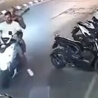 Der 19-jährige Thailänder Kasidit bittet um Hilfe, nachdem zwei Ausländer ihm in Karon, Phuket, seine Gitarre von seinem geparkten Motorrad gestohlen haben. Der Vorfall ereignete sich am 23. April gegen 2:30 Uhr und wurde von einer Überwachungskamera aufgezeichnet. Die Aufnahmen zeigen, wie die Verdächtigen neben ihren Motorrädern anhalten; einer von ihnen spielt Gitarre, bevor er flüchtet.