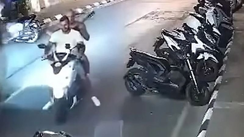 Der 19-jährige Thailänder Kasidit bittet um Hilfe, nachdem zwei Ausländer ihm in Karon, Phuket, seine Gitarre von seinem geparkten Motorrad gestohlen haben. Der Vorfall ereignete sich am 23. April gegen 2:30 Uhr und wurde von einer Überwachungskamera aufgezeichnet. Die Aufnahmen zeigen, wie die Verdächtigen neben ihren Motorrädern anhalten; einer von ihnen spielt Gitarre, bevor er flüchtet.