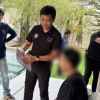 Ein wohlhabender Geschäftsmann namens Chris, 41 Jahre alt, wurde in Chiang Mai verhaftet, weil er in den Damentoiletten eines Einkaufszentrums versteckte Kameras installiert hatte. Die Verhaftung erfolgte, nachdem eine Angestellte des Einkaufszentrums eine Kamera unter einem Waschbecken in einer Toilette entdeckt hatte. Die Behörden konnten die Signale der Kamera zu Chris' Luxusanwesen zurückverfolgen, was zu seiner Festnahme führte.
