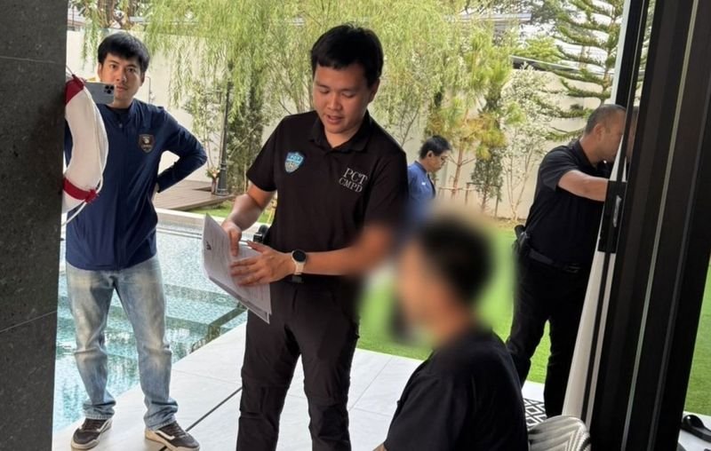 Ein wohlhabender Geschäftsmann namens Chris, 41 Jahre alt, wurde in Chiang Mai verhaftet, weil er in den Damentoiletten eines Einkaufszentrums versteckte Kameras installiert hatte. Die Verhaftung erfolgte, nachdem eine Angestellte des Einkaufszentrums eine Kamera unter einem Waschbecken in einer Toilette entdeckt hatte. Die Behörden konnten die Signale der Kamera zu Chris' Luxusanwesen zurückverfolgen, was zu seiner Festnahme führte.