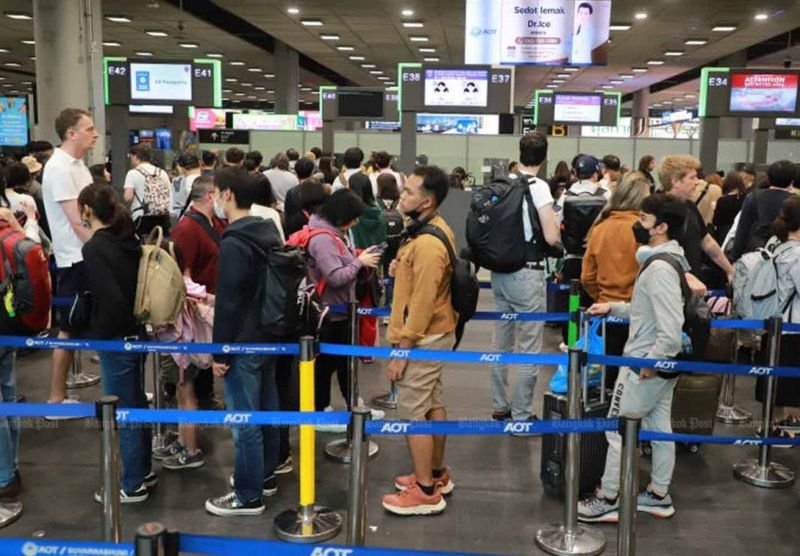 Thailand erwägt eine Verkürzung des visumfreien Touristenaufenthalts von 60 auf 30 Tage. Dieser Vorschlag reiht sich in eine Reihe jüngster politischer Änderungen ein, die ausländische Besucher betreffen. Das Außenministerium steht kurz vor der Genehmigung des Plans. Weitere diskutierte Maßnahmen umfassen eine mögliche Tourismusgebühr von 300 Baht bei der Einreise sowie eine Versicherungspflicht, die die Belastung des Staates durch medizinische Kosten reduzieren soll.