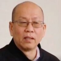 Die Polizei des Zentralen Ermittlungsbüros (CIB) verhaftete den Whistleblower Achariya Ruangratanapong am 21. April 2026 in einem Restaurant nahe der Khlong Prapa Straße in Bangkok. Ihm wird vorgeworfen, von einem ehemaligen Leiter der Einwanderungsbehörde 2,5 Millionen Baht erpresst zu haben. Laut Polizeiangaben soll die Forderung im Zusammenhang mit der Behauptung gestanden haben, Ruangratanapong würde die Anschuldigungen bezüglich des mutmaßlichen Einschleusens chinesischer Verdächtiger aus einem von ihm geleiteten Abschiebegefängnis nicht öffentlich machen.