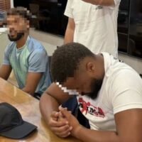 Ein Thailänder namens Kunanya Phokham erholt sich von schweren Verletzungen, nachdem er am 13. April in Phuket von französischen Staatsangehörigen angegriffen wurde. Der Vorfall ereignete sich gegen 16 Uhr in der Soi Tan, Phra Metta Road, im Bezirk Kathu, als Kunanya sich weigerte, an einer Wasserschlacht während des Songkran-Festes teilzunehmen, während er mit seinem Motorrad unterwegs war. Seine Freundin Maytinee Sila erstattete umgehend Anzeige bei der Polizei in Patong.