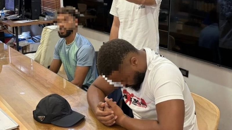 Ein Thailänder namens Kunanya Phokham erholt sich von schweren Verletzungen, nachdem er am 13. April in Phuket von französischen Staatsangehörigen angegriffen wurde. Der Vorfall ereignete sich gegen 16 Uhr in der Soi Tan, Phra Metta Road, im Bezirk Kathu, als Kunanya sich weigerte, an einer Wasserschlacht während des Songkran-Festes teilzunehmen, während er mit seinem Motorrad unterwegs war. Seine Freundin Maytinee Sila erstattete umgehend Anzeige bei der Polizei in Patong.