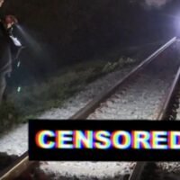 Zwei Frauen kamen am frühen Morgen des 5. April 2026 in Na Jomtien, Chonburi, ums Leben, als sie an einem Bahnübergang von einem Zug erfasst wurden. Die Polizei wurde um 4:50 Uhr zu dem tödlichen Unfall am Bahnübergang Huai Yai (Kilometerstein 164/701) im Bezirk Bang Lamung gerufen. Beide Frauen starben noch am Unfallort, nachdem sie von einem vorbeifahrenden Zug erfasst worden waren.