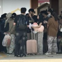 Insgesamt 635 aus Kambodscha zurückgeschickte thailändische Staatsangehörige haben jegliche Beteiligung an Callcenter-Betrugsbanden bestritten, nachdem kambodschanische Behörden ein 13-stöckiges Gebäude in Poipet durchsucht hatten, das im Verdacht stand, in Wohnungsbetrugs- und Online-Glücksspielgeschäfte verwickelt zu sein.