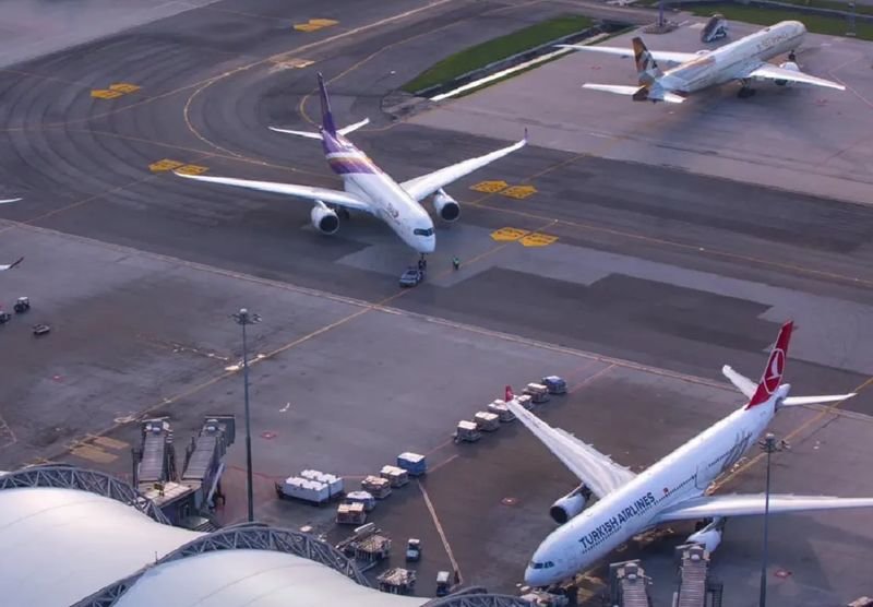 Die thailändischen Flughäfen (Airports of Thailand, AOT) haben einen Fünfjahres-Investitionsplan im Wert von rund 80 Milliarden Baht vorgestellt. Ziel ist der Ausbau der Flughafenkapazitäten im ganzen Land, um die Passagierabfertigung zu steigern und Thailands internationale Wettbewerbsfähigkeit zu stärken.
