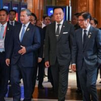 Eine vom King Prajadhipok's Institute durchgeführte Umfrage ergab, dass 40,9 % der Befragten sich wünschten, die Regierung solle eine Politik verfolgen, die die bestehenden Abkommen zwischen Bangkok und Phnom Penh neu bewertet, da diese die Sicherheit und die Außenbeziehungen des Landes betreffen.