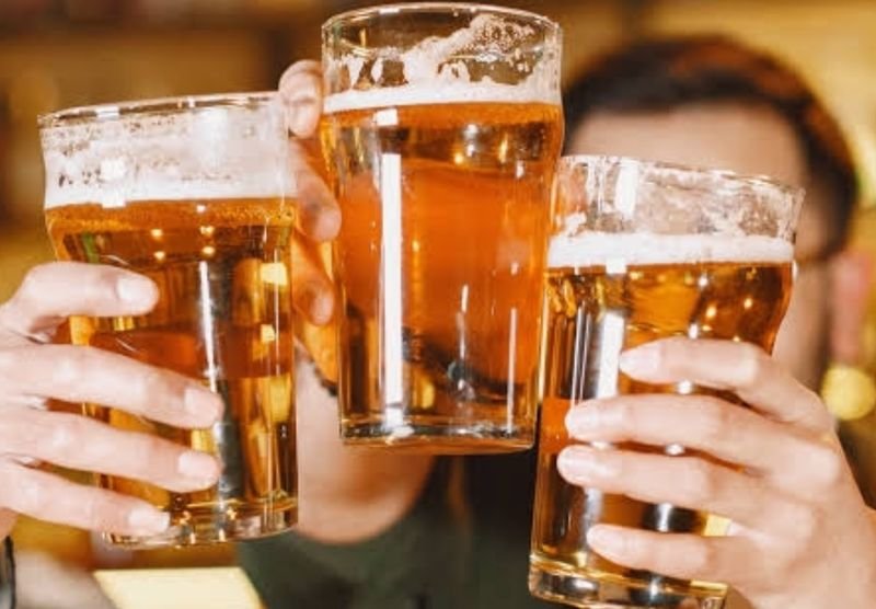 Wissenschaftler haben die Daten, die zur Unterstützung einer Lockerung der Beschränkungen für den Alkoholverkauf zwischen 14:00 und 17:00 Uhr herangezogen werden, infrage gestellt. Sie warnen davor, dass diese unvollständig seien und zu politischen Entscheidungen führen könnten, die der öffentlichen Gesundheit schaden. Sie argumentieren, dass die angeführten Belege sich einseitig auf die Perspektiven von Wirtschaft und Tourismus konzentrieren und die umfassenderen Auswirkungen auf Sicherheit, Zugang für Jugendliche und Gesundheitsversorgung außer Acht lassen.