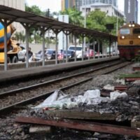 Der Lokführer des Güterzugs, der am Samstag an einem stark befahrenen Bahnübergang in Bangkok einen Passagierbus und weitere Fahrzeuge rammte, wurde positiv auf Drogenmissbrauch getestet und besaß keine Eisenbahnverkehrslizenz, wie der Leiter der Eisenbahnbehörde mitteilte