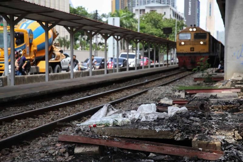 Der Lokführer des Güterzugs, der am Samstag an einem stark befahrenen Bahnübergang in Bangkok einen Passagierbus und weitere Fahrzeuge rammte, wurde positiv auf Drogenmissbrauch getestet und besaß keine Eisenbahnverkehrslizenz, wie der Leiter der Eisenbahnbehörde mitteilte