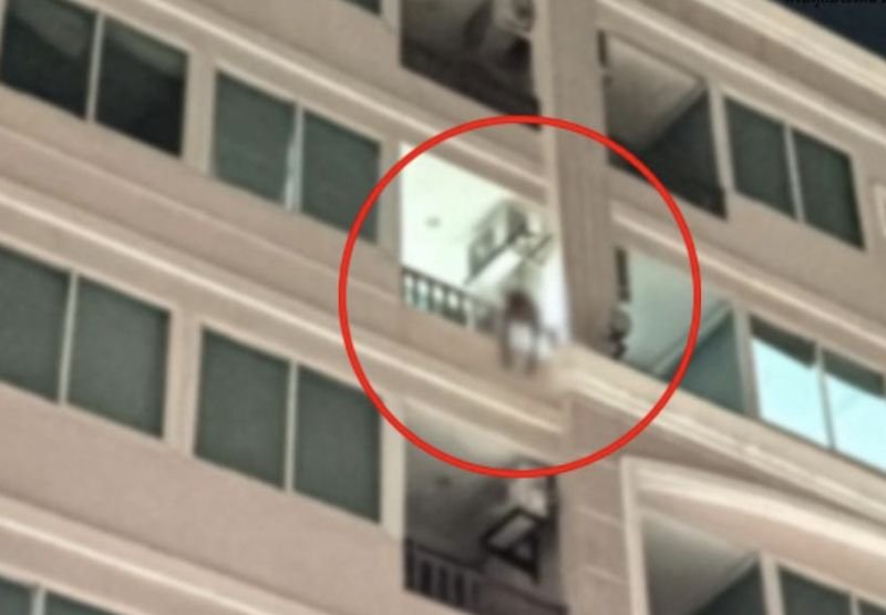 Ein 50-jähriger, nicht namentlich genannter Amerikaner wurde in den frühen Morgenstunden des 18. Mai 2026 tot auf dem Balkon einer Wohnung im sechsten Stock in Jomtien, Chon Buri, aufgefunden. Polizei und Rettungskräfte wurden zum Fundort gerufen, nachdem Anwohner einen Mann leblos über dem Balkon eines siebenstöckigen Mietshauses liegen sahen.