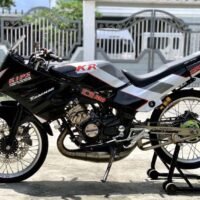 Ein britischer Tourist wurde dabei erwischt, wie er in Chalong, einem Unterbezirk von Phuket, geparkte Motorräder beschädigte, was online für Empörung sorgte. Der Mann, der als oberkörperfrei und in schwarzen Shorts beschrieben wurde, soll mit einem Messer Motorradsitze aufgeschlitzt und Ladenschilder beschädigt haben.