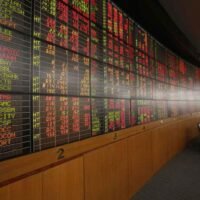 Asiatische Aktien stehen unter Druck, nachdem die jüngste geldpolitische Ausrichtung der Federal Reserve ein klares Signal dafür gesendet hat, dass die US-Zinsen voraussichtlich längerfristig höher bleiben werden. Dies verstärkt eine restriktive Geldpolitik, die die Erwartungen an den Aktien- und Anleihemärkten neu prägt.