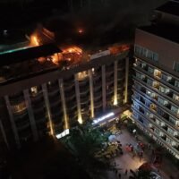 Bei einem Hotelbrand in Pattaya am Donnerstagabend wurden vier Personen verletzt. Die Polizei vermutete zunächst, dass ein elektrischer Kurzschluss die Ursache war. Das Feuer brach auf dem Dach des achtstöckigen AJ Plus Hotels an der Pattaya 3rd Road im Bezirk Bang Lamung aus. Zu diesem Zeitpunkt befanden sich etwa 240 Gäste in rund 120 der 173 Hotelzimmer. Die Gäste wurden evakuiert, als sich Flammen und Rauch vom Dach bis in einen Teil des siebten Stockwerks ausbreiteten.