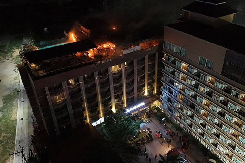 Bei einem Hotelbrand in Pattaya am Donnerstagabend wurden vier Personen verletzt. Die Polizei vermutete zunächst, dass ein elektrischer Kurzschluss die Ursache war.Das Feuer brach auf dem Dach des achtstöckigen AJ Plus Hotels an der Pattaya 3rd Road im Bezirk Bang Lamung aus. Zu diesem Zeitpunkt befanden sich etwa 240 Gäste in rund 120 der 173 Hotelzimmer. Die Gäste wurden evakuiert, als sich Flammen und Rauch vom Dach bis in einen Teil des siebten Stockwerks ausbreiteten.