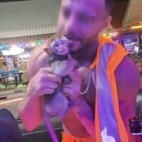 Ein Ausländer wurde beschuldigt, in Jomtien, einem Stadtteil von Pattaya, ein junges Äffchen misshandelt zu haben. Zeugen filmten, wie er das Tier angeblich in seine Shorts stopfte und ihm in der Öffentlichkeit ins Ohr biss. Der Vorfall ereignete sich Berichten zufolge in der Nähe der Bierbars am Rompho-Markt an der Jomtien Second Road in Chon Buri und löste Besorgnis bei Anwohnern und Touristen aus.
