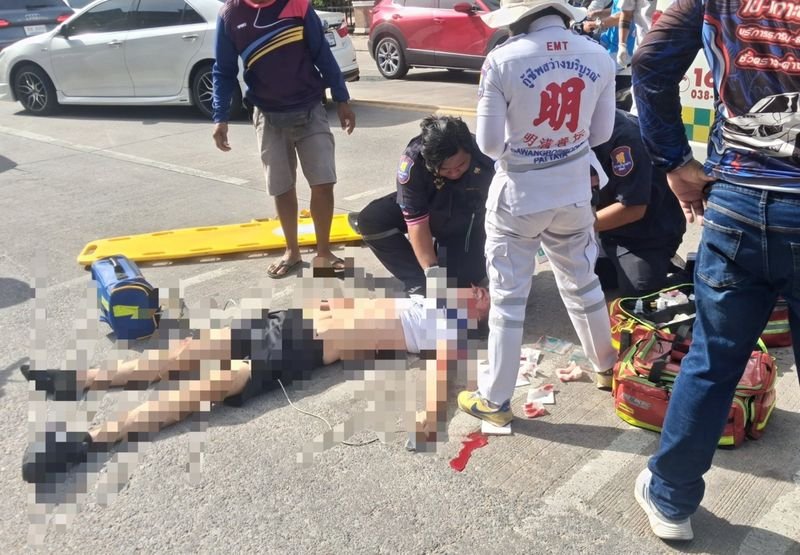 Ein Ausländer erlitt schwere Kopfverletzungen, nachdem er an einer belebten Kreuzung in Pattaya von einem fahrenden Pickup gesprungen und anschließend vom Hinterrad des Fahrzeugs überfahren worden war, wie die Polizei mitteilte. Der Vorfall ereignete sich am 16. Mai 2026 um 8:55 Uhr in der Nähe der Kreuzung beim Grundbuchamt an der Pattaya Third Road in der Provinz Chon Buri.