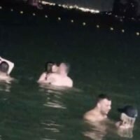 Ein 44-jähriger Thailänder, der sich als Mon vorstellte, sagte am Mittwoch, dass vier ausländische Paare, die betrunken wirkten, am Montag zwischen 3 und 4 Uhr morgens in der Bucht von Pattaya in Strandnähe sexuelle Handlungen vornahmen. Sie umarmten sich, küssten sich und bewegten sich, als hätten sie Sex unter Wasser, und ignorierten dabei die Leute, die sie immer wieder aufforderten, damit aufzuhören, sagte er.