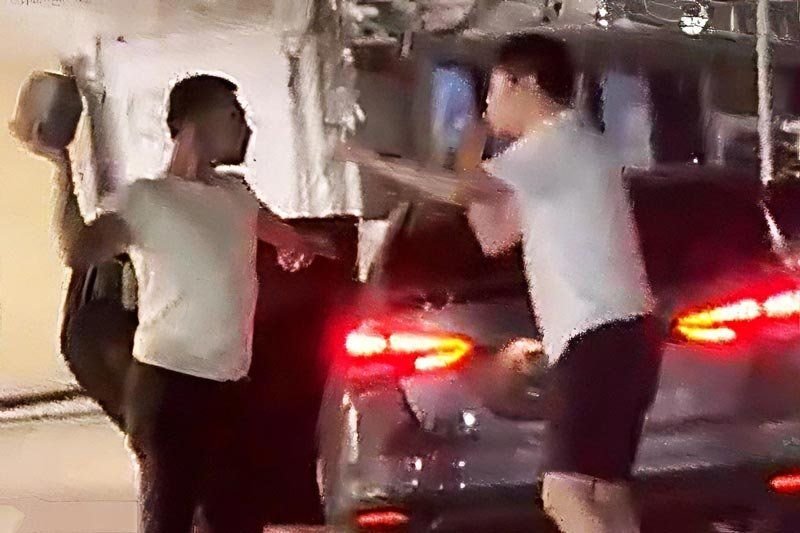 Eine Schlägerei zwischen Thailändern und Ausländern in der Nähe des Bali Hai Piers in Süd-Pattaya endete am frühen Morgen des 29. Mai damit, dass eine junge Thailänderin unter einem rückwärtsfahrenden Auto eingeklemmt und schwer verletzt wurde