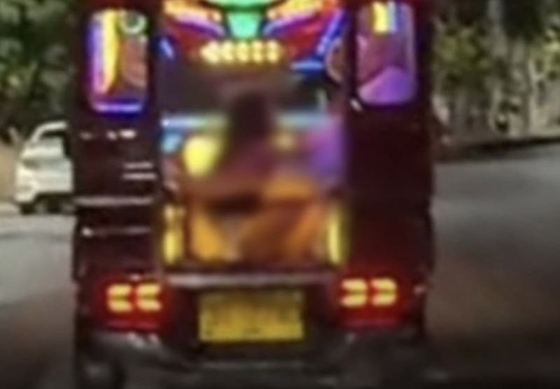 Ausländische Touristen lösten am 3. Mai in Patong, Phuket, einen Sturm der Entrüstung in den sozialen Medien aus, nachdem sie dabei gefilmt wurden, wie sie in einem fahrenden Taxi auf der Thaveewong Road eine obszöne Handlung vornahmen. Dies schürte die Sorge um die Sicherheit und das Image des Ferienortes.