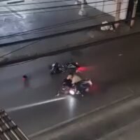 Am Dienstagabend, dem 28. April, lieferten sich zwei Motorradtaxifahrer auf einer belebten Straße in Bang Bon, Bangkok, eine Messerstecherei, bei der ein ausländischer Fahrgast nur knapp verfehlt wurde. Die Auseinandersetzung, die gefilmt und in den sozialen Medien vielfach geteilt wurde, führte zu erheblichen Verkehrsbehinderungen, da sich Schaulustige versammelt hatten.