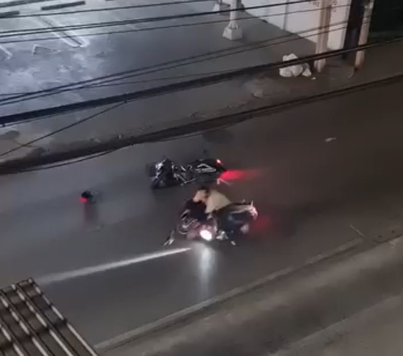 Am Dienstagabend, dem 28. April, lieferten sich zwei Motorradtaxifahrer auf einer belebten Straße in Bang Bon, Bangkok, eine Messerstecherei, bei der ein ausländischer Fahrgast nur knapp verfehlt wurde. Die Auseinandersetzung, die gefilmt und in den sozialen Medien vielfach geteilt wurde, führte zu erheblichen Verkehrsbehinderungen, da sich Schaulustige versammelt hatten.