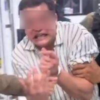 Um 00:20 Uhr wurden Beamte der Sonderabteilung und des Ordnungsamtes von Pattaya vom Inhaber einer Bar alarmiert, dass ein ausländischer Gast seine Rechnung nicht beglichen hatte. Die Beamten lokalisierten den Mann und brachten ihn zur weiteren Bearbeitung zur Polizeiwache von Pattaya.