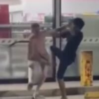 Ein ausländischer Tourist flüchtete nach einer Auseinandersetzung mit Angestellten eines Supermarktes und Umstehenden vor einem 7-Eleven-Laden an der Jomtien Beach Road, nachdem ihm vorgeworfen wurde, Getränke aus dem Laden gestohlen zu haben.